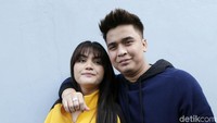 Keduanya tampak cuek meski terus diserang oleh Kriss Hatta. Pool/Palevi S/detikFoto.