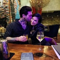 Kisah asmara keduanya mungkin sulit dibayangkan karena bagaimana rasanya punya pasangan tapi beradegan ranjang dengan wanita lain. Tapi tidak disangka, keduanya bisa saling menerima. Mereka pun mengklaim bahwa rumah tangga mereka saling setia. Foto: Instagram