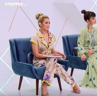 Untuk alas kaki, ibu satu anak ini mengandalkan heels berwarna nude yang semakin menyempurnakan gayanya. (Foto: YouTube/AsNTM)