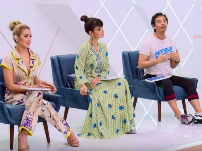 Untuk alas kaki, ibu satu anak ini mengandalkan heels berwarna nude yang semakin menyempurnakan gayanya. (Foto: YouTube/AsNTM)