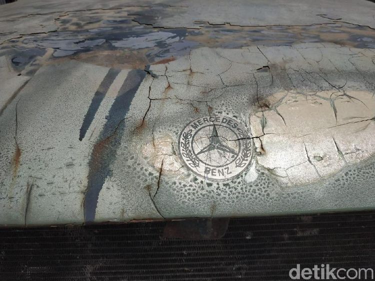 Mengais Rezeki dari Bangkai Mobil