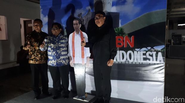 Tjahjo Nonton Pagelaran Wayang di Kantor BNPP