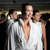 Gaya Bella juga disempurnakan dengan headphone bergaya sporty sebagai aksesori andalan. (Foto: Getty Images)