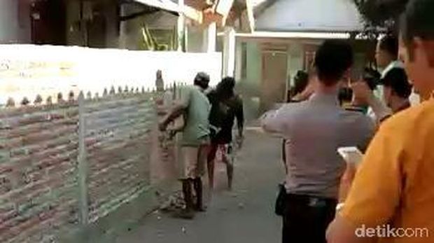 Pagar Tembok yang Blokade Rumah Khotijah Akhirnya Dibuka