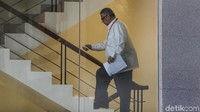 Sofyan berjalan menaiki tangga menuju ruang pemeriksaan. Direktur Utama PLN itu akan diperiksa sebagai saksi.