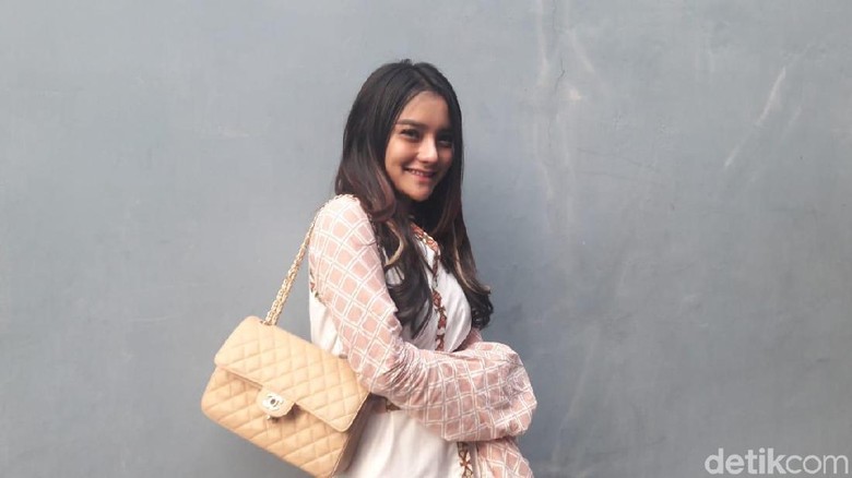 Dikritik usai Foto Bareng Ariel NOAH, Nabilla Aprillya: Bodo Amat! Foto: Gabriella Wijaya/detikHOT Dikritik usai Foto Bareng Ariel NOAH, Nabilla Aprillya: Bodo Amat! Foto: Gabriella Wijaya/detikHOT