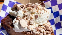 Pakai es krim, dan serpihan kacang serta remahan cokelat. Dijamin chocolate pie punya @foodalwayswon bikin ngiler! Foto: Instagram