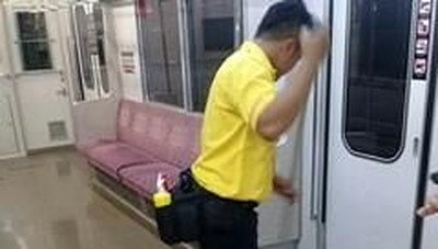 Aksi Petugas Bersihkan Bekas BAB Penumpang di Gerbong Wanita KRL