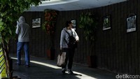 Terowongan penyeberangan orang itu terlihat asri dengan adanya tanaman hias.