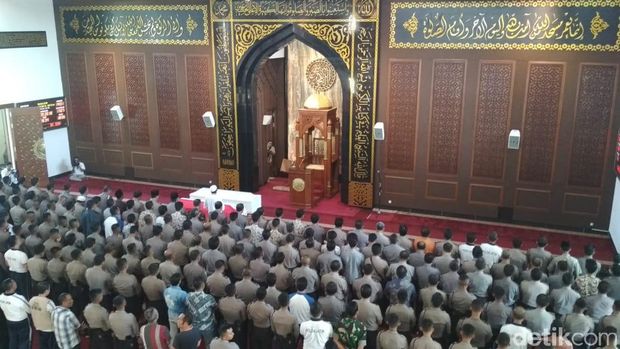 Isak Tangis Iringi Salat Jenazah Istri dan Ajudan Kapolres Tulungagung