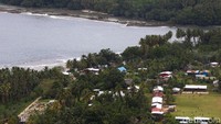 Pantai Wutung didominasi dengan karang-karang di bibir pantainya.