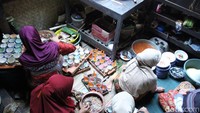 Makanan yang disajikan, di antaranya tumpeng, sup sayur ayam kampung, tumis kentang, gorengan kasreng, goreng oncom, asin pepetek, krupuk kemplang bereum dan cabe gendot bumbu tersaji untuk para tamu (Wisma/detikTravel)