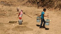 Warga mengambil air dari sumur buatan yang digali di dasar sungai di Desa Ketro, Grobogan, Jawa Tengah. Sejak lima bulan terakhir warga mengandalkan pasokan air dari tempat tersebut untuk memenuhi kebutuhan sehari-hari dan belum mendapatkan bantuan air bersih dari pemda setempat. Antara Foto/Nugroho.