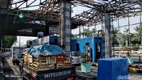 Meski masih dalam tahap perbaikan, gerbang tol Pejompongan ini tetap dibuka karena gerbang tol tersebut merupakan salah satu gerbang tol yang aktif dilalui oleh pengemudi kendaraan.