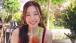 Cantiknya Tiffany Young Saat Ngopi dan Pose Bareng Gulali