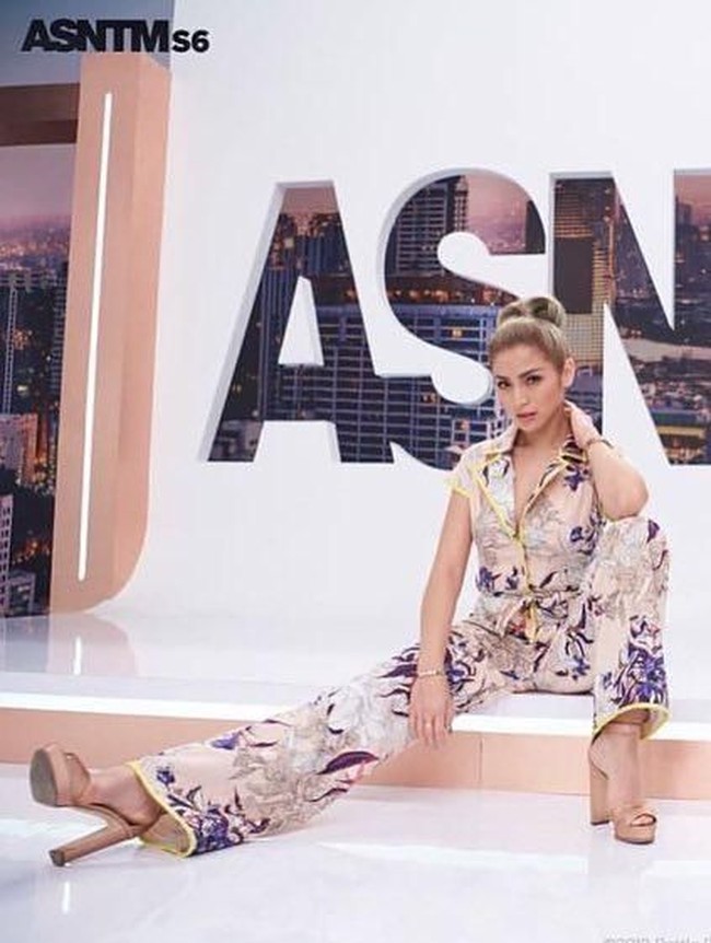 Menjuri di sebuah kontes pencarian model berbakat, Jedar pun bergaya maksimal. Busana bergaya piama dengan motif floral feminin menjadi andalan Jedar. Busana tersebut dirancang oleh desainer Indonesia bernama Ernesto Abram. (Foto: Instagram/asntm_id)