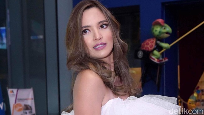Cerita Nia Ramadhani Jadi Trending Gegara Nggak Tahu Cara Kupas Salak
