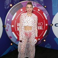 Selain diet sehat, Miley Cyrus juga rajin latihan yoga dan pilates. Dua olahraga yang membantu tubuh lebih fleksibel, ramping dan tentunya membuat perut rata. Foto: Getty Images