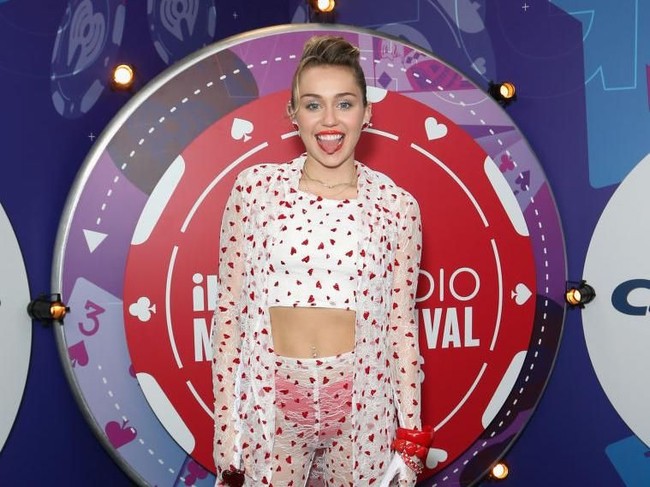 Selain diet sehat, Miley Cyrus juga rajin latihan yoga dan pilates. Dua olahraga yang membantu tubuh lebih fleksibel, ramping dan tentunya membuat perut rata. Foto: Getty Images