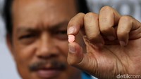 Deputi Pemberantasa BNN Irjen Arman Depari menunjukkan barang bukti ekstasi.