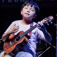 Kenalan dengan Feng E, Bocah yang Jago Banget Main Ukulele