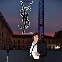 Jane Birkin eksis di fashion show YSL. Dua tahun lalu, ia pernah ditunjuk sebagai brand ambassador dari label besutan desainer Yves Saint Laurent itu. (Foto: Getty Images)