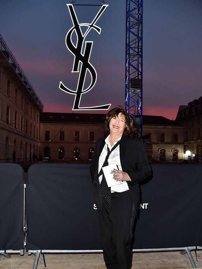 Jane Birkin eksis di fashion show YSL. Dua tahun lalu, ia pernah ditunjuk sebagai brand ambassador dari label besutan desainer Yves Saint Laurent itu. (Foto: Getty Images)