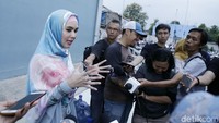 Kartika pun menceritakan keinginan sang suami, Habib Usman, untuk memiliki 11 orang anak. Pool/Palevi S/detikFoto.