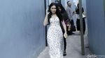 Gaya Santai Ayu Ting Ting dengan Daster dan Sandal, Yay or Nay?