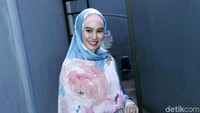 Kartika Putri tampil dengan gamis biru-pink dengan motif bunga. Pool/Palevi S/detikFoto.