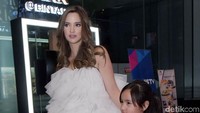 Ibu dan anak itu terlihat kompak dengan dress putih. Pool/Noel/detikFoto.