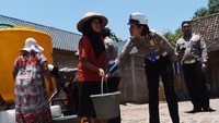 Kekeringan dan krisis air bersih terjadi juga di Desa Kuwon, Kecamatan Karas, Kabupaten Magetan, Jawa Timur. Bakti sosial yang diselenggarakan oleh Polantas Polres Magetan bekerja sama dengan Badan Penanggulan Bencana Daerah (BPBD) setempat membantu warga mendapatkan air bersih setelah mengalami krisis air selama musim kemarau. Antara Foto/Siswowidodo.