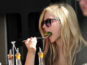 Ini Bukti Kalau Avril Lavigne Ternyata Doyan Makan Es Krim