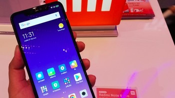 Ponsel yang tersedia dalam pilihan warna hitam, merah, pink dan biru ini mempunyai rangka metal dan bagian atas bawahnya terbuat dari plastik agar penerimaan sinyalnya lebih baik. Foto: Gizchina