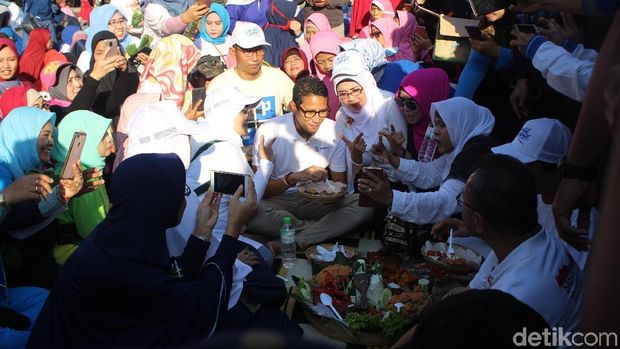 Usai senam, Sandiaga sarapan bersama emak-emak