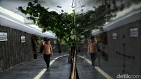Dinding di sepanjang terorongan dihiasi dengan tanaman hias.