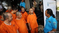 Para tersangka ditangkap dalam tiga kasus berbeda. Dua kasus di antaranya merupakan jaringan lapas.