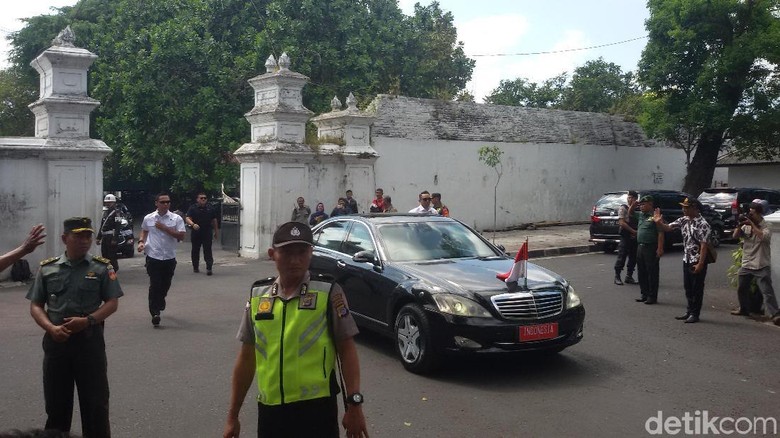 1 Jam Jokowi Bertemu Sultan HB X di Keraton Yogya, Bicarakan Apa? 1 Jam Jokowi Bertemu Sultan HB X di Keraton Yogya, Bicarakan Apa?