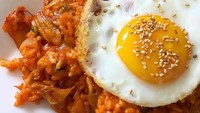 Nasi goreng tidak pedas dengan banyak paduan saus tomat dan sayuran ini gaya Manila. Komplet dengan telor ceploknya. Foto : Instagram @craztfloyou