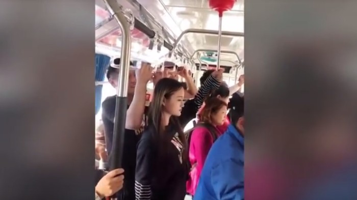 Cerdas, Wanita Ini Pakai Penyedot Toilet untuk Berpegangan di Bus