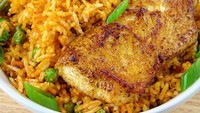 Bumbu kari khas India bikin nasi goreng makin wangi aronanya. Disajikan dengan ayam goreng mantap kenyangnya. Foto : Instagram : @comeanddinewithkevin