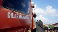 Barang yang dijarah adalah BBM yang ada pada salah satu truk tangki BBM Pertamina di sebuah SPBU.