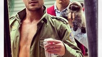  Aktor berusia 30 tahun ini tampil keren dengan dandanan metalnya, lengkap dengan minuman bersoda. Awet muda, ya? Foto: Instagram @Zacefron