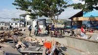 Jalanan yang ada di depan Kantor Balai Pelaksanaan Jalan Nasional Bina Marga di Palu juga tampak kacau kondisinya.