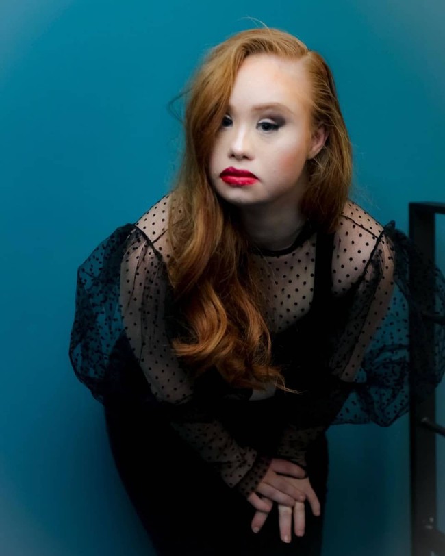 Nama Madeline Stuart tentu sudah tak asing lagi di industri modeling dan fashion. Ia adalah model pengidap down syndrome pertama yang menjadi model profesional. Foto: Instagram @madelinesmodelling_