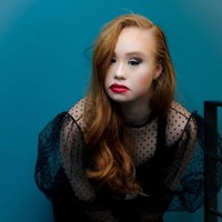 Nama Madeline Stuart tentu sudah tak asing lagi di industri modeling dan fashion. Ia adalah model pengidap down syndrome pertama yang menjadi model profesional. Foto: Instagram @madelinesmodelling_