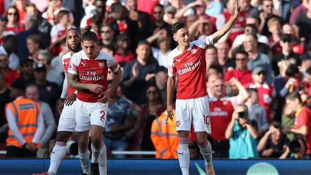 Mesut Oezil menggandakan keunggulan Arsenal.