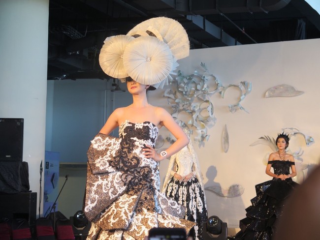 “Tema Playdate ini bagaimana kita bisa mengekspresikan diri kita secara berani, tak hanya bermain dengan style dan tren, tapi juga dengan playfull. Intinya mereka bisa berani untuk mengeluarkan, dan khalayak umum bisa menerima style yang mereka keluarkan,” ungkap Riva Tamara, Managing Director Rever Academy di Pakuwon Mall, Surabaya, Jawa Timur, Jumat (28/9/2018). Foto: Anggi Mayasari/Wolipop