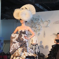 “Tema Playdate ini bagaimana kita bisa mengekspresikan diri kita secara berani, tak hanya bermain dengan style dan tren, tapi juga dengan playfull. Intinya mereka bisa berani untuk mengeluarkan, dan khalayak umum bisa menerima style yang mereka keluarkan,” ungkap Riva Tamara, Managing Director Rever Academy di Pakuwon Mall, Surabaya, Jawa Timur, Jumat (28/9/2018). Foto: Anggi Mayasari/Wolipop