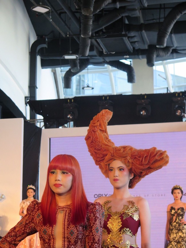 Rever Future Artist menyuguhkan kreasi-kreasi riasan yang membawa audience mengenal lebih dalam riasan-riasan dan penataan rambut yang berbeda, unik, berkonsep, sehingga menginspirasi dan memberikan perspektif yang baru dalam dunia kecantikan Indonesia. Foto: Anggi Mayasari/Wolipop